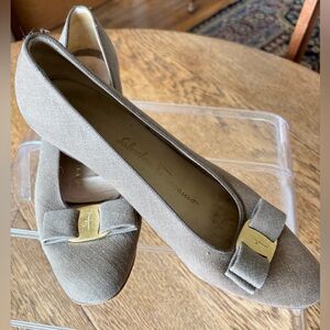 Salvatore Ferragamo boutique made in Italy Vara bow pump shoe size 8.5